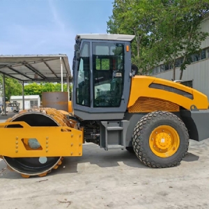 座驾压路机STS08